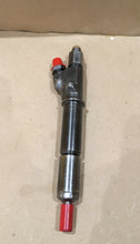 Load image into Gallery viewer, IVECO V8 DIESEL INJECTORS INJECTOR NUMBER 775704 DLL150S74FS 773594

