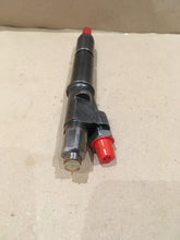 Load image into Gallery viewer, IVECO V8 DIESEL INJECTORS INJECTOR NUMBER 775704 DLL150S74FS 773594
